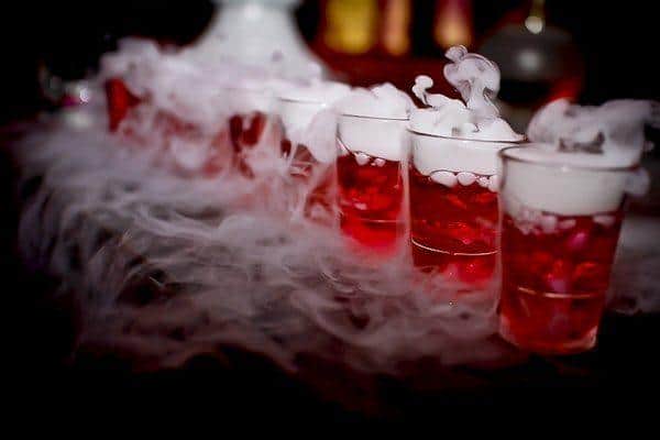 smoking-halloween-cocktails-spooky-drinks-ideas