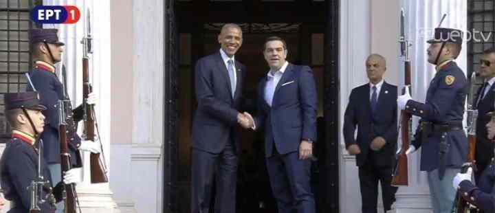 Χειραψία των δύο ανδρών έξω από το Μέγαρο Μαξίμου 