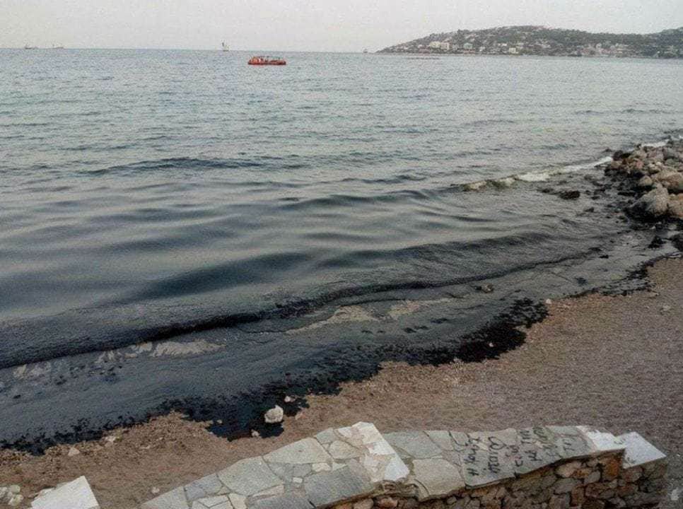 Πετρελαιοκηλίδα στη Σαλαμίνα μετά από ναυάγιο δεξαμενόπλοιου