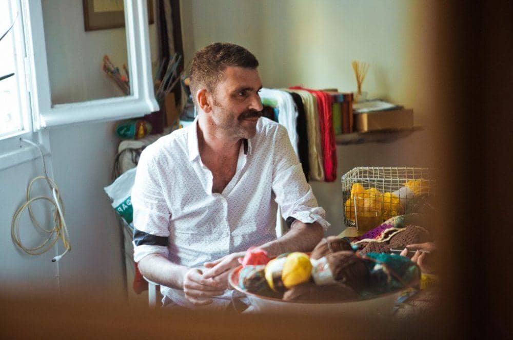 Κωνσταντίνος Χατζόπουλος: “Το πλέξιμο είναι αυτό που με ηρεμεί και με βιοπορίζει ταυτόχρονα”