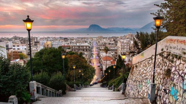 βόλτα, καφέ στο χέρι