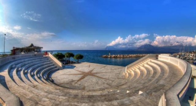 βόλτα, καφέ στο χέρι
