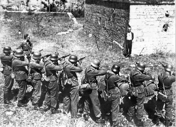 Πηγή εικόνας: lefterianews.wordpress.com | Οι Γερμανοί εκτέλεσαν τη Λέλα Καραγιάννη και 70 ακόμα άτομα στις 8 Σεπτεμβρίου 1944.