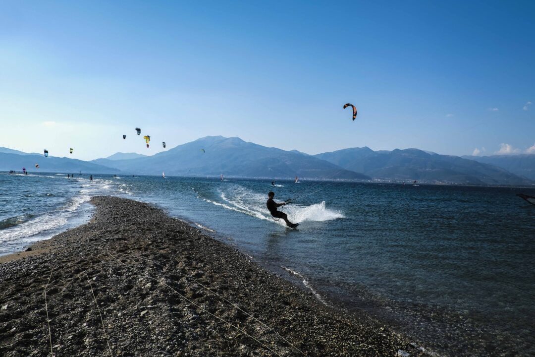 Δρέπανο: Ο «παράδεισος» του Kitesurf και η μαγεία γύρω του