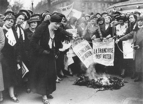 Η Louise Weiss μαζί με άλλες σουφραζέτες το 1935. Το τολμηρό κείμενο στην εφημερίδα γράφει: Η ΓΑΛΛΙΔΑ ΠΡΕΠΕΙ ΝΑ ΨΗΦΙΖΕΙ. Φεμινισμός πρώτου κύματος
