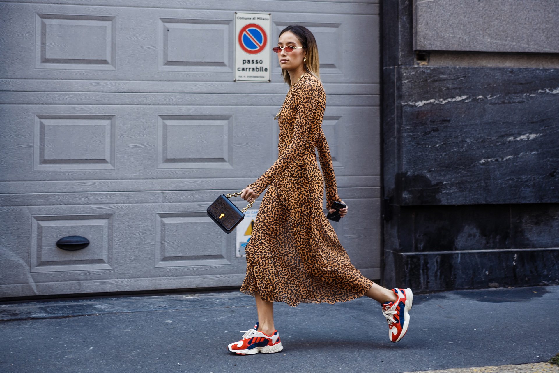 Φόρεμα με sneakers