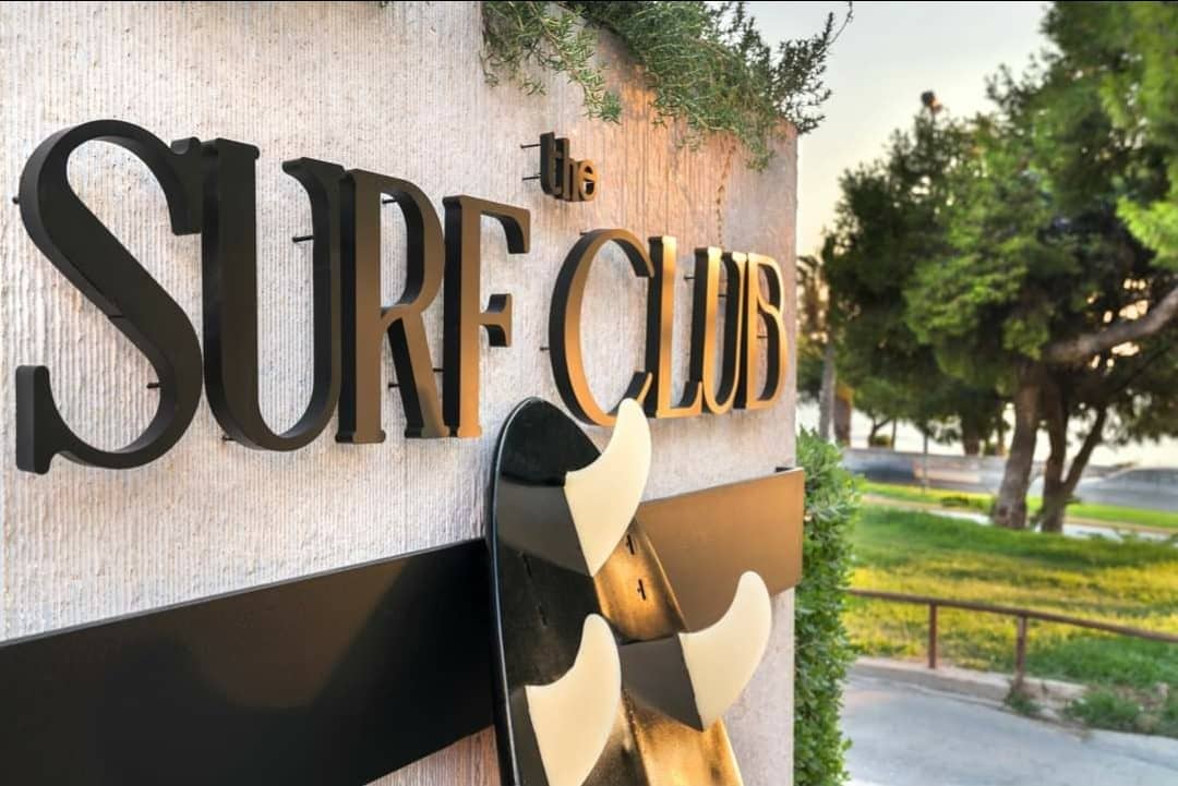 Το Surf Club στη Βουλιαγμένη θα γίνει το απόλυτο καλοκαιρινό σου στέκι