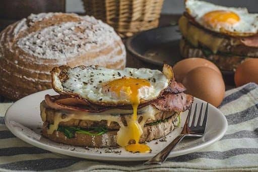 https://www.protagon.gr/kouzina/menoumespiti-kai-kanoume-to-brunch-tis-giortis-44342032687