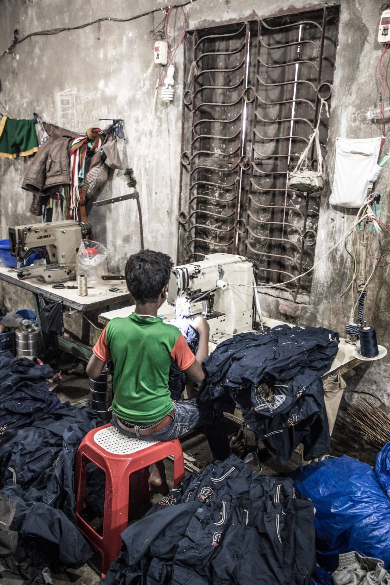 μικρό παιδί μέσα σε sweatshop