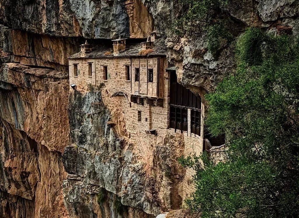 Monasterios encaramados en los lugares más bellos.