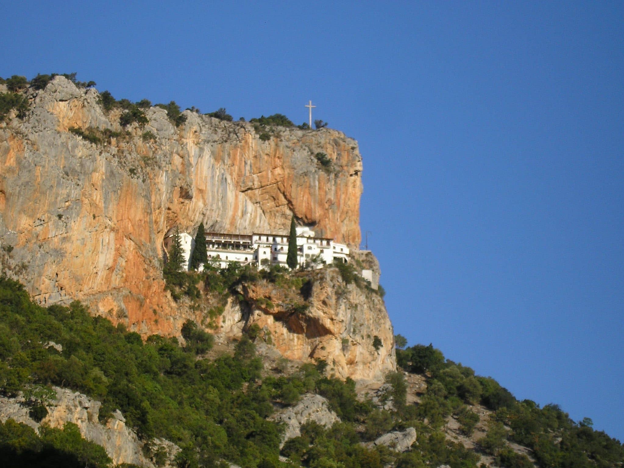 Monasterios encaramados en los lugares más bellos.