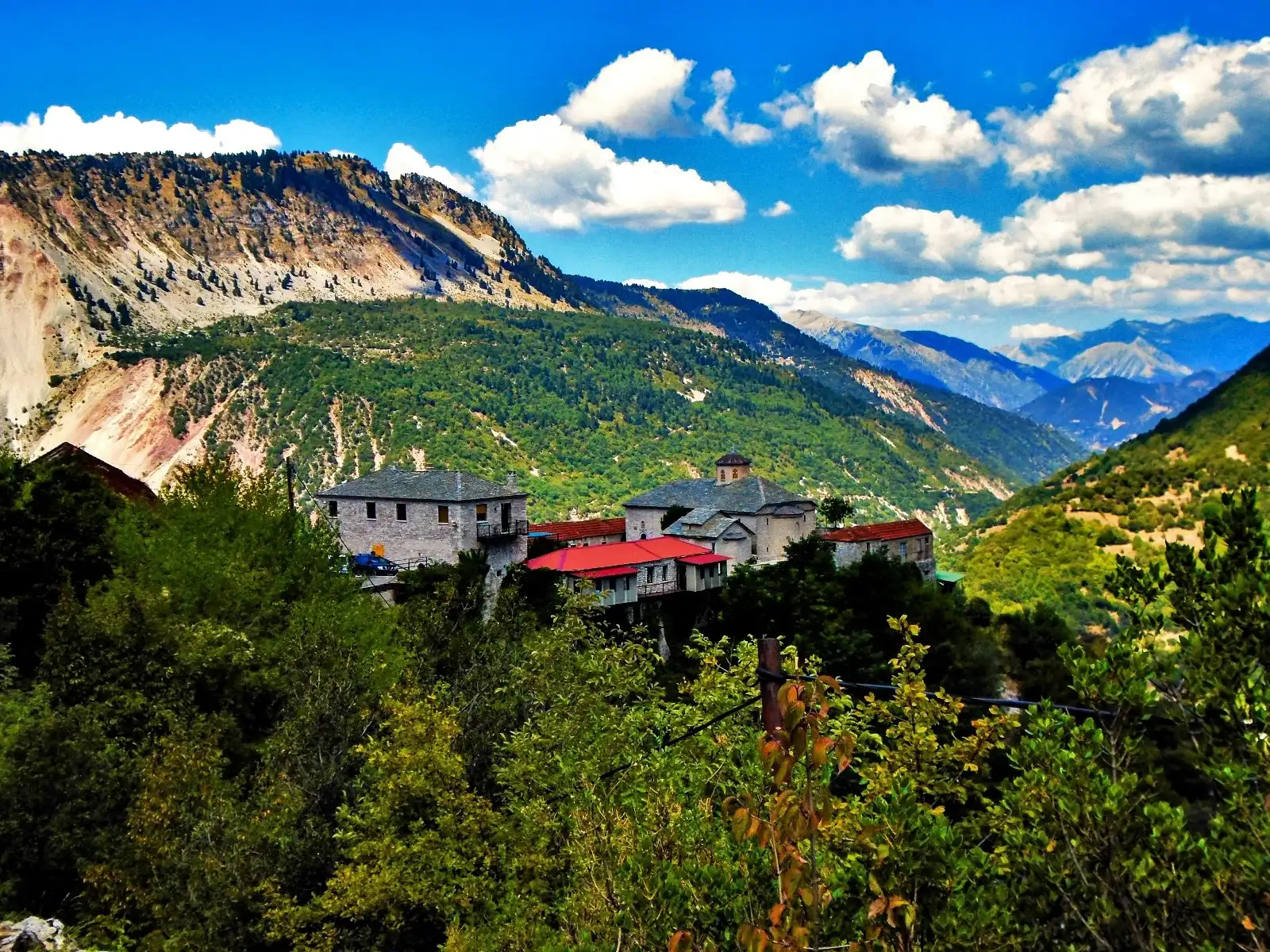 Monasterios encaramados en los lugares más bellos.