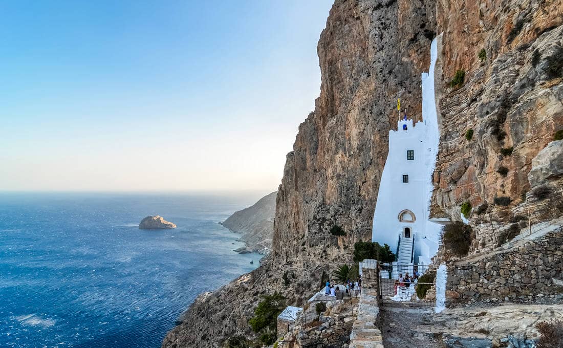 Monasterios encaramados en los lugares más bellos.