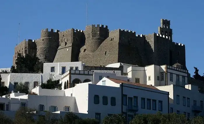 Monasterios encaramados en los lugares más bellos.