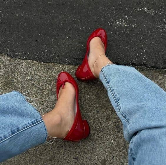 Ballet Flats: Η επιστροφή του πιο αμφιλεγόμενου παπουτσιού