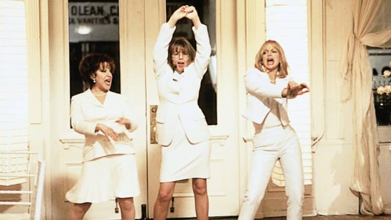 Στην εικόνα απεικονίζονται τρείς γυναίκες ντυμένες στα λευκά από πάνω μέχρι κάτω,να χορεύουν στον ρυθμό του τραγουδιού You don't own me